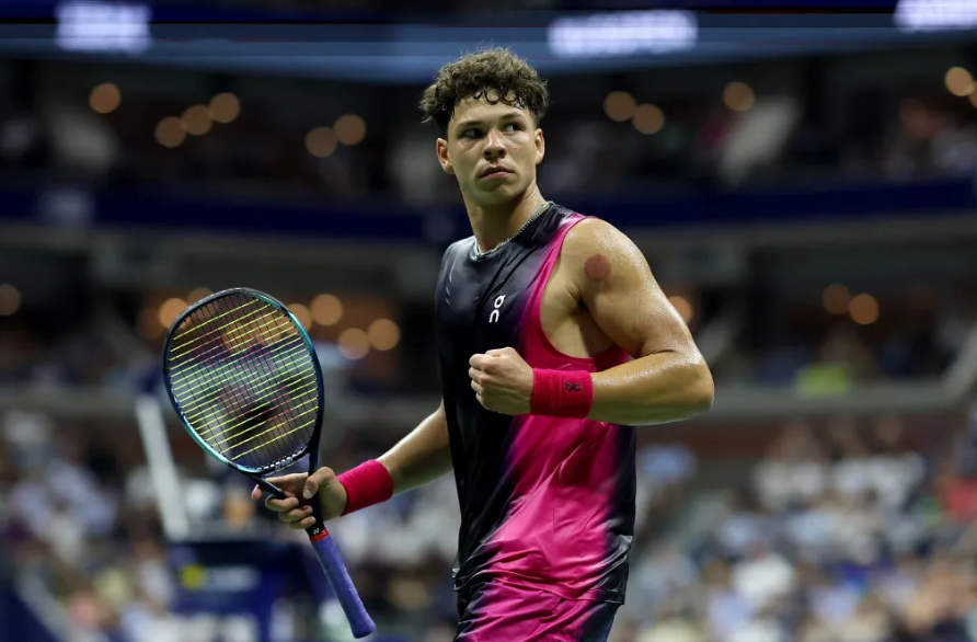 Man are playing tennis